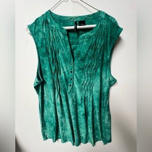 NEW DIRECTIONS CURVY.  SHADES OF GREEN RAISED DESIGN. SIZE 2X  SLEEVELESS TOP